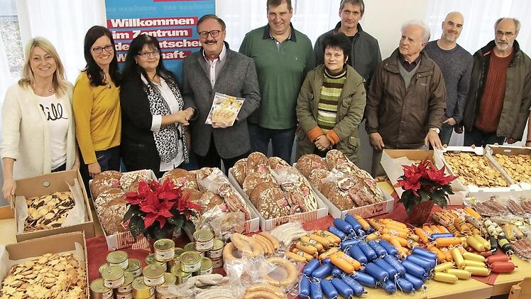 Bei der Spendenübergabe von links: Petra Kern und Eva Wichtermann (ASB), Christina Mount (BRK), Innungs-Obermeister Werner Oppel, Hans Derbfuß, Sabine Dötzer, Bäckermeister Norbert Linz, Engelbert Erner, Thilo Schmidt und Werner Lorenz (Caritas)  Foto: Josef Hofbauer