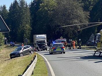 Fahrzeug f&auml;hrt auf Motorrad auf: Biker mittelschwer verletzt