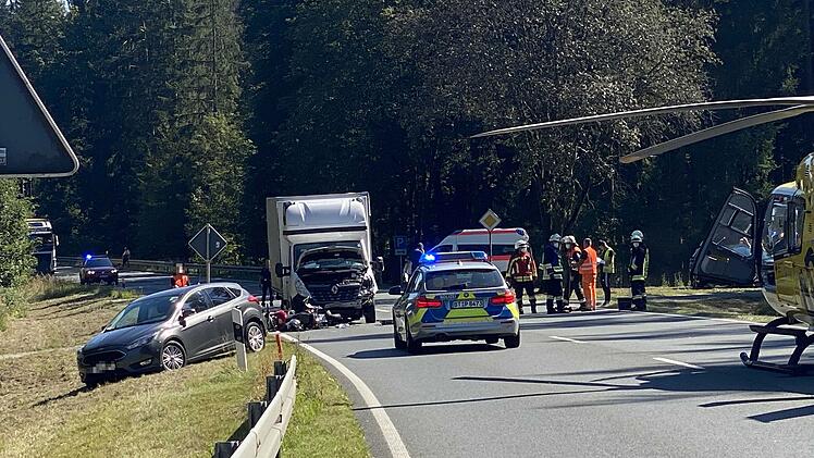 Fahrzeug f&auml;hrt auf Motorrad auf: Biker mittelschwer verletzt