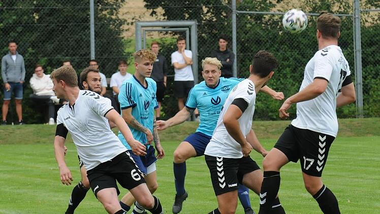 Am Dienstag hatten Nils Halbig und Timo Schmitt (hinten, von links) noch geglänzt beim Sieg der SG Oerlenbach/Ebenhausen über den TSV Wollbach. Diesmal blieb das offensive Duo ohne Treffer gegen eine stark verteidigende Reiterswiesener Mannschaft um Leon Eschenbacher, Sokol Dobra und Marcel Röder. Foto: ssp