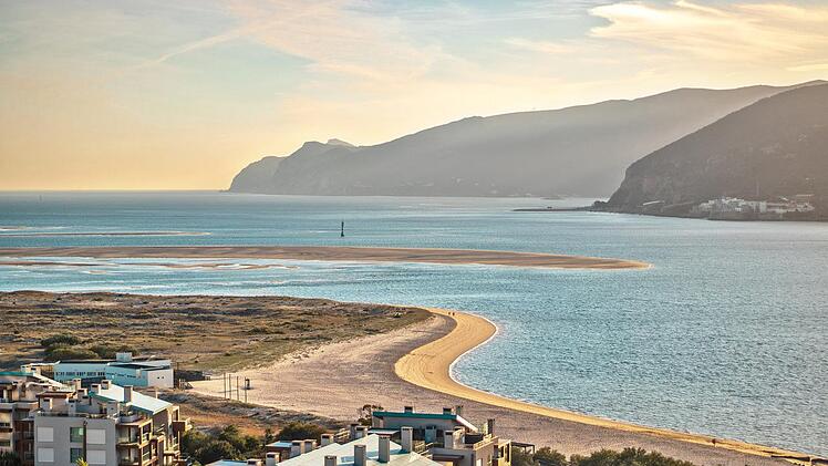 Ein Urlaub in Portugal bietet dir Strand, Meer und atemberaubende Landschaften.