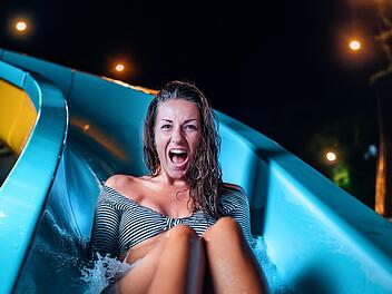 Eine Frau ist in ein Freibad in Oberbayern eingebrochen und hat sich beim Herunterrutschen einer Wasserrutsche schwer verletzt. Eine Frau ist in ein Freibad in Oberbayern eingebrochen und hat sich beim Herunterrutschen einer Wasserrutsche schwer verletzt.