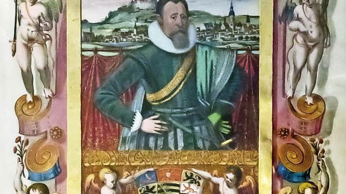 Diese kolorierte Zeichnung aus den Beständen des Staatsarchivs zeigt Herzog Johann Casimir vor dem Panorama von Stadt und Veste Coburg. Foto: Jochen Berger