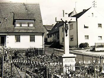 Die linke Aufnahme aus dem Archiv und von einem unbekannten Fotografen hält die Ortseinfahrt nach Heßdorf fest. Rechts zeigt sich, dass sich Kleinigkeiten geändert haben.  Foto: Michael Busch