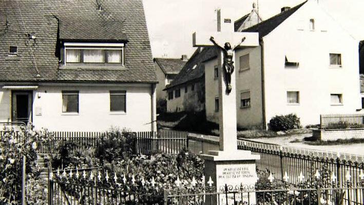Die linke Aufnahme aus dem Archiv und von einem unbekannten Fotografen hält die Ortseinfahrt nach Heßdorf fest. Rechts zeigt sich, dass sich Kleinigkeiten geändert haben.  Foto: Michael Busch