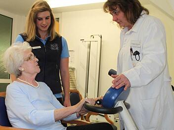 Physiotherapeutin Anna-Sophie Seuffert und Chefärztin Evelyn Müller-Bödefeld begleiten Luise von Marklowski bei der Medizinischen Trainingstherapie in der Frankenpark-Klinik. Foto: Thomas Mäuser