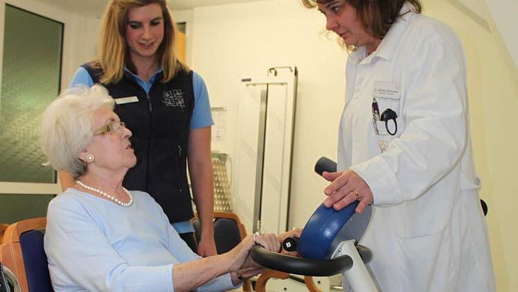 Physiotherapeutin Anna-Sophie Seuffert und Chefärztin Evelyn Müller-Bödefeld begleiten Luise von Marklowski bei der Medizinischen Trainingstherapie in der Frankenpark-Klinik. Foto: Thomas Mäuser