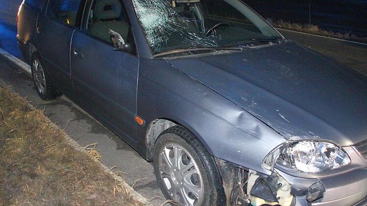 Der Toyota erfasste den Helfer mit der rechten vorderen Stoßstange. Der 68-Jährige prallte dann auf die Windschutzscheibe und wurde an den Straßenrand geschleudert.  Foto: Friedwald Schedel