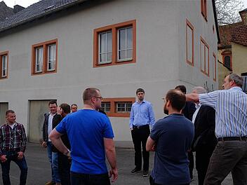 Ortstermin des Gemeinderates Wartmannsroth am Rathausplatz und an der alten Schule. Foto: Gerd Schaar