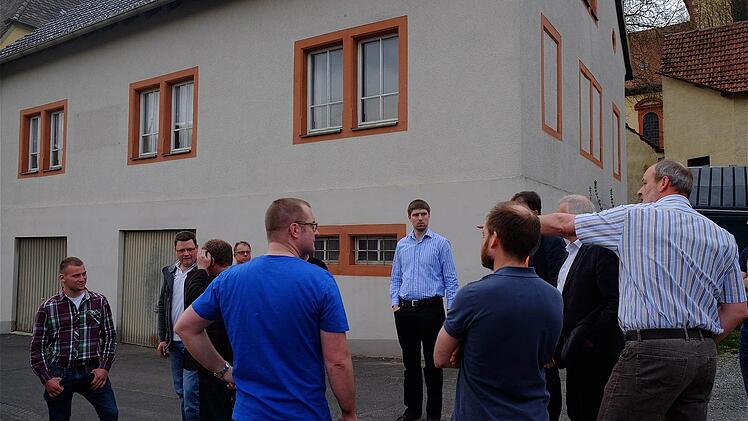 Ortstermin des Gemeinderates Wartmannsroth am Rathausplatz und an der alten Schule. Foto: Gerd Schaar