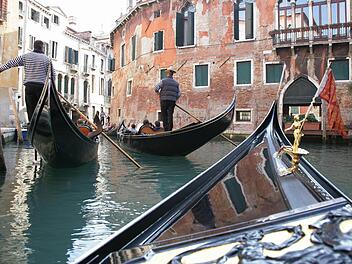 Postkartenidyll mit Gondeln auf einem der Kanäle der italienischen Stadt Venedig, Foto: Jens Kalaene / dpa