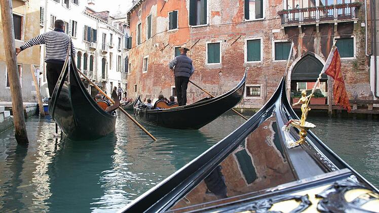 Postkartenidyll mit Gondeln auf einem der Kanäle der italienischen Stadt Venedig, Foto: Jens Kalaene / dpa