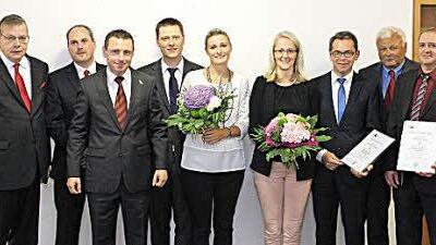 Mitarbeiterehrung bei der Bank Schilling: Im Bild von links: Hubert-Ralph Schmitt, Vorstandsmitglied und Hauptanteilseigner der Bank Schilling & Co AG, Michael Karg, Harald Neder, Gerald Schumann, Silvia Kopp, Ramona Hofmann, Thomas Ulsamer, Vorstandsmitglied Aloys Tilly und Elmar Rauch. Foto: Bank Schilling