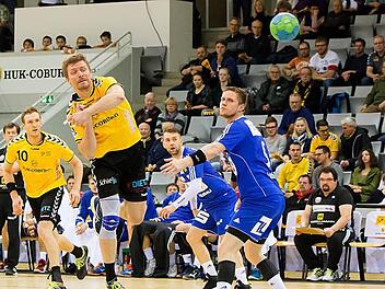 Girts Linienfelds war am Dienstagabend im Testspiel gegen den Erstligisten ThSV Eisenach bester Coburger Werfer mit fünf Toren. Der letztjährige Eisenacher war damit einer der Aktivposten beim 24:23 (10:13)-Heimsieg der "Schwarz-Gelben" vor 1017 Zuschauern in der HUK-Coburg Arena. Foto: Albert Höchstädter