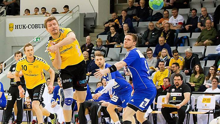 Girts Linienfelds war am Dienstagabend im Testspiel gegen den Erstligisten ThSV Eisenach bester Coburger Werfer mit fünf Toren. Der letztjährige Eisenacher war damit einer der Aktivposten beim 24:23 (10:13)-Heimsieg der "Schwarz-Gelben" vor 1017 Zuschauern in der HUK-Coburg Arena. Foto: Albert Höchstädter