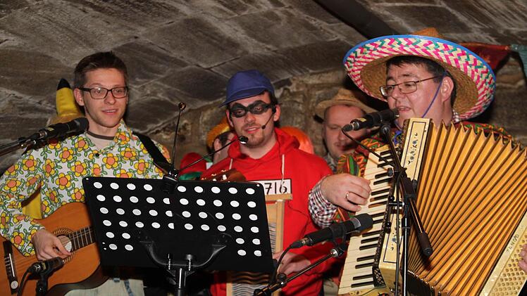 Stimmten so manche Schunkelrunde an: (vordere Reihe v. li.) Martin Besold, Alexander Hofmann und Bürgermeister Udo Dauer.