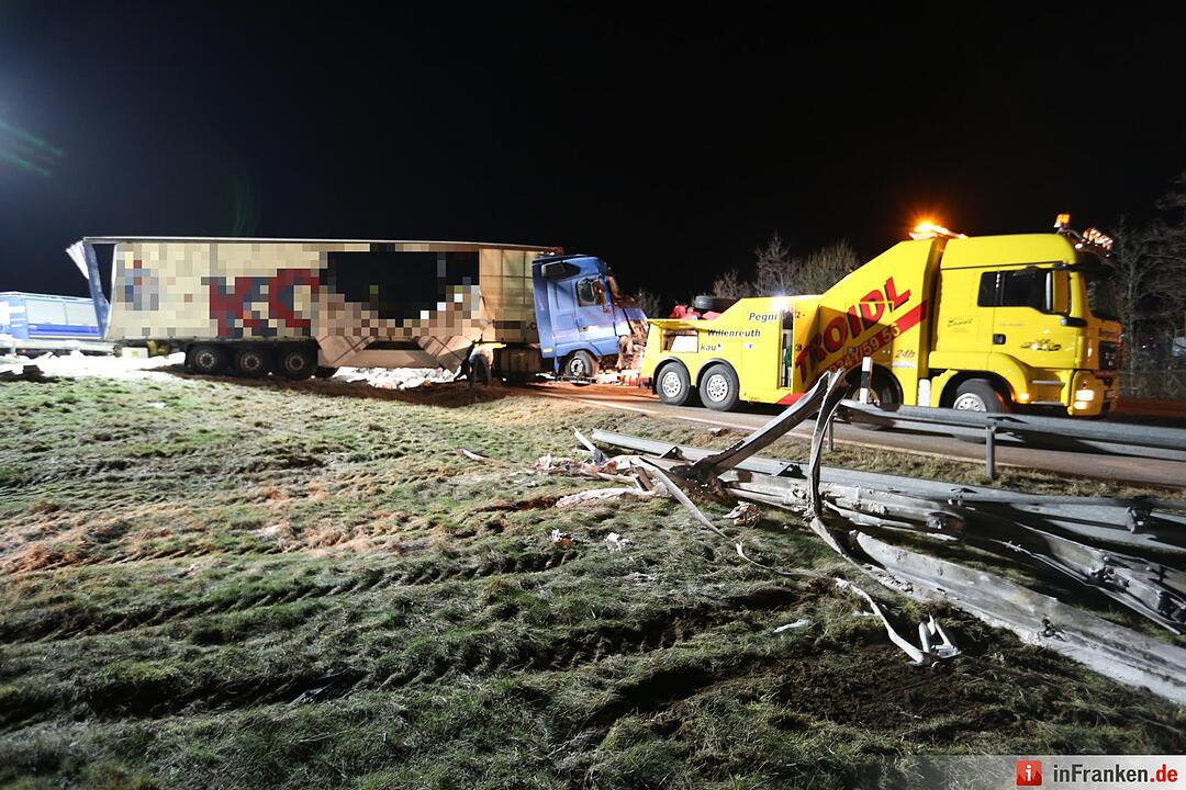 Lkw begräbt Pkw unter sich