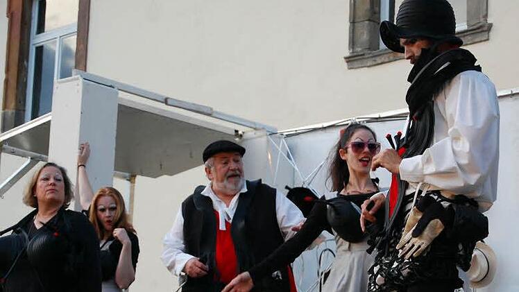 Sancho Panza (Jürgen Peter) erinnert seinen Herrn, dass er sich im Bordell und nicht in einer Kirche befindet. Foto: Andreas Welz