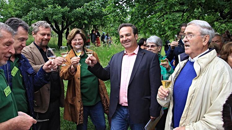Überrascht mit einem Glas Untermerzbacher Wein. Darauf stießen an (von links): "Weinpapst" Karl-Wilhelm Greiff, Norbert Scheichenost, Guntram Ulsamer und von rechts: Altbürgermeister Walter Eichhorn und Dieter Möhring. Foto: Helmut Will