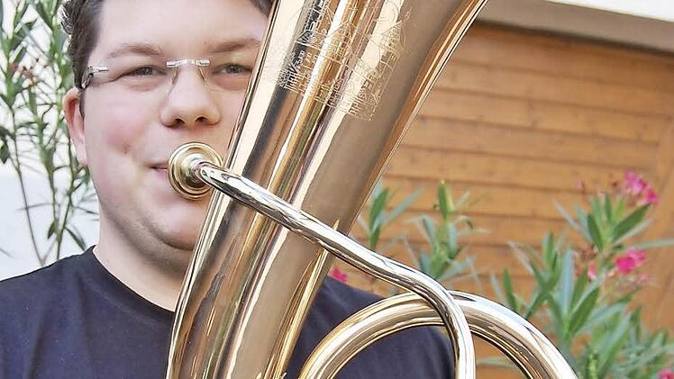 Dominik Röchner (24) mit seinem glänzenden Meisterstück Foto: Sigismund von Dobschütz