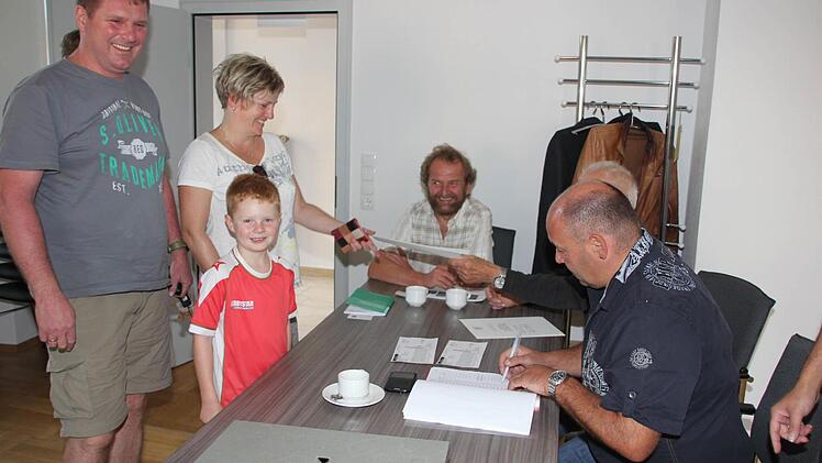 In Wahllokal im Unterrodacher Rathaus war ab Mittag viel los, die Wahlbeteiligung stieg im Vergleich zu 2010.  Foto: Andreas Schmitt