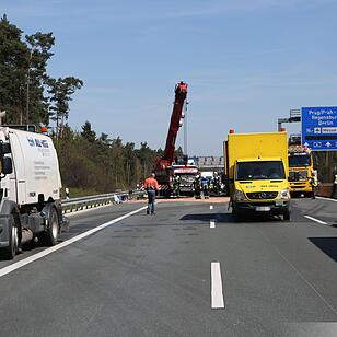 Nürnberg: Lkw-Fahrer verletzt - Container blockiert die A6