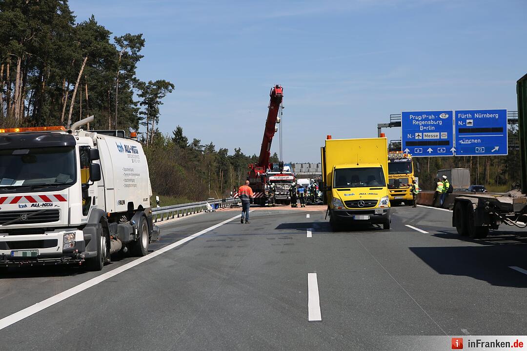 Nürnberg: Lkw-Fahrer verletzt - Container blockiert die A6