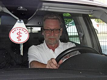 Ein Notarztschild weist im Wagen von Peter Leonhardt auf dessen Tätigkeitsfeld hin. Manchmal wird es aber ignoriert.  Foto: Michael Busch