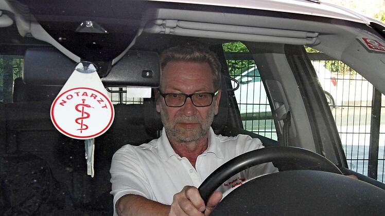 Ein Notarztschild weist im Wagen von Peter Leonhardt auf dessen Tätigkeitsfeld hin. Manchmal wird es aber ignoriert.  Foto: Michael Busch