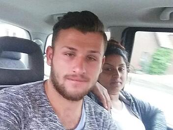 Mit diesem Selfie fahndet die Polizei nach den beiden Tätern. Foto: Polizei Herford