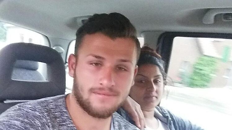 Mit diesem Selfie fahndet die Polizei nach den beiden Tätern. Foto: Polizei Herford