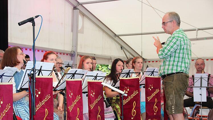 Impressionen von der Modenschau im Festzelt auf dem Coburger Schlossplatz - hier: die Blaskapelle Meeder unter Leitung von Markus HollsteinOliver Schmidt