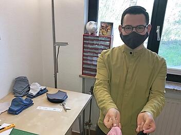 Felix Flechtner in seinem Atelier. Statt schicker Damenkleider steht momentan die Produktion von schicken Gesichtsmasken auf dem Programm.  Foto: Michael Busch