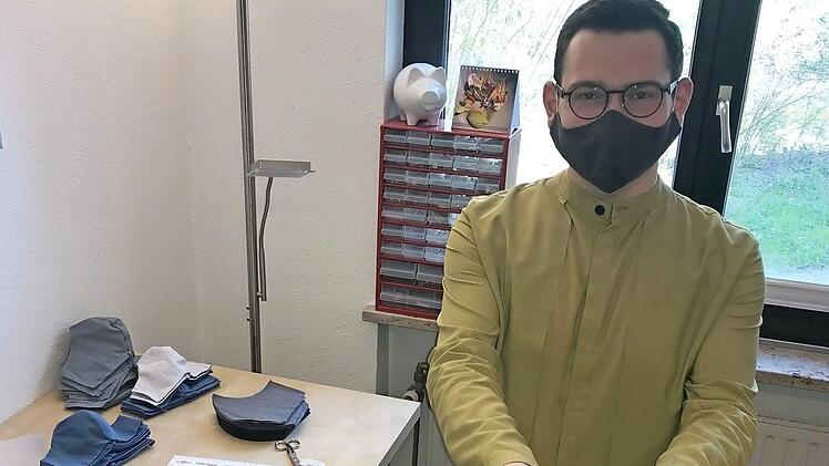 Felix Flechtner in seinem Atelier. Statt schicker Damenkleider steht momentan die Produktion von schicken Gesichtsmasken auf dem Programm.  Foto: Michael Busch