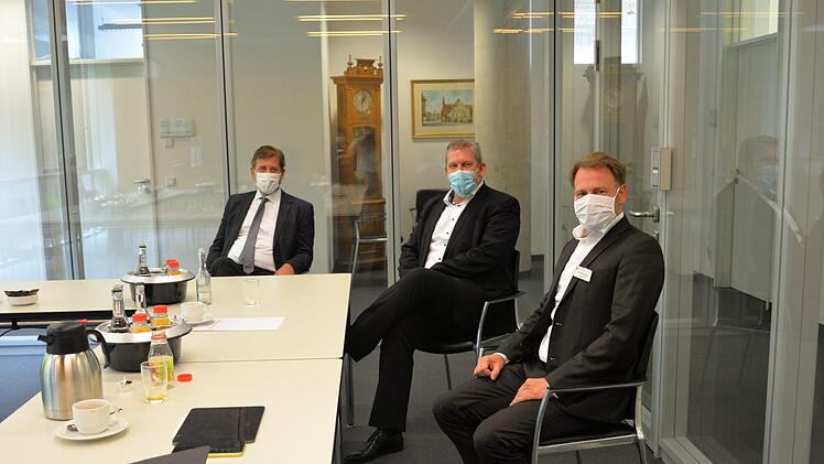 Landrat Hermann Ulm, Sven Oelkers und Andreas Schwarz (v. l.) Foto: Franka Struve/Klinikum Forchheim-Fränkische Schweiz