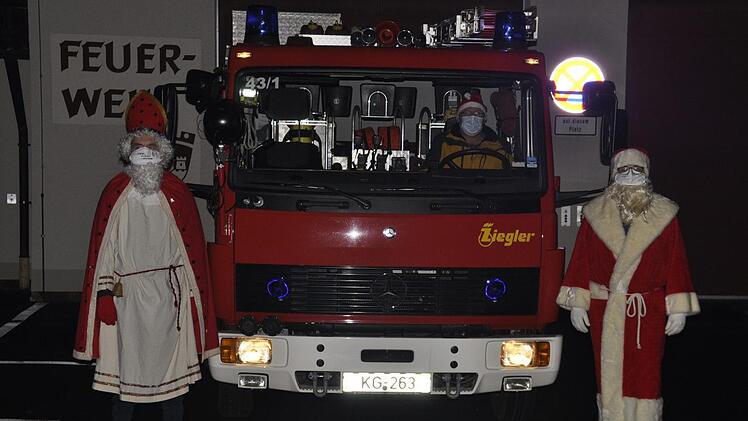 Mit zwei Feuerwehrautos waren die Nikoläuse der Reiterswiesener Feuerwehr unterwegs, um Kindern in ihrem Stadtteil am Nikolaustag eine Freude zu bereiten. Foto: Peter Klopf