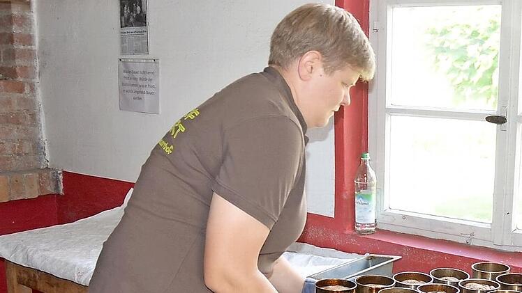Nora Wölfert hat die noch heißen Brote in den zylindrischen Formen aus dem Backofen geholt.