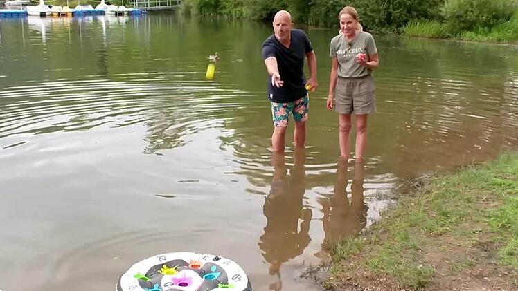"Toss 'n' Splash" heißt ein Wurfspiel, das von Nicole und Detlef getestet wird.