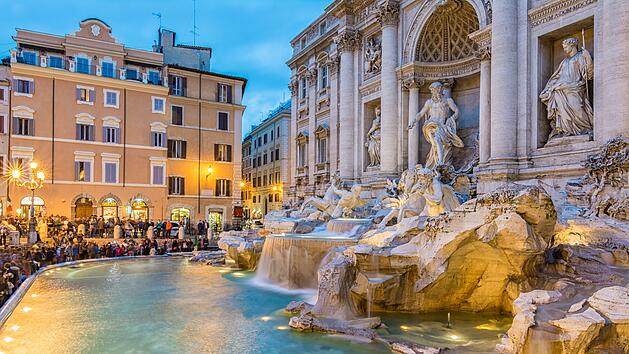 Beautiful Trevi fountain at evening, Rome, Italy  Der wundersch&ouml;ne Trevi-Brunnen am Abend, Rom, Italien