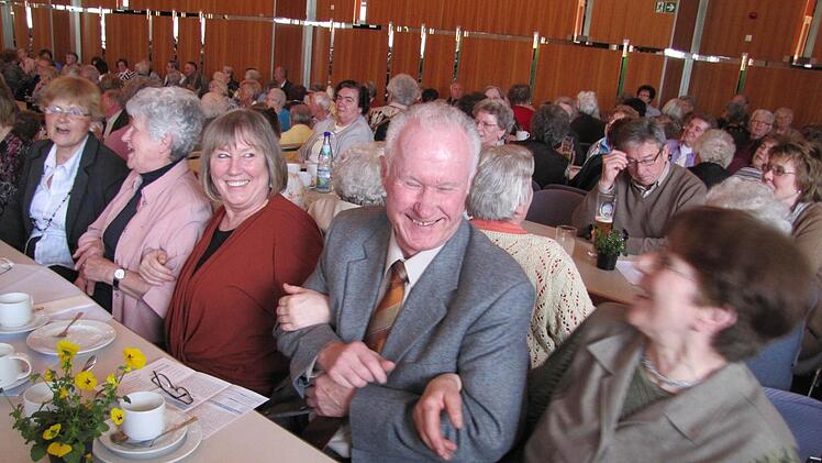Es ist natürlich so, dass bei einem Seniorennachmittag mit Tanzvergnügen mehr Frauen als Männer da sind. Da wird man schnell zum Hahn im Korb.