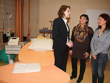 Im Kreißsaal des Klinikums Kulmbach hört sich die CSU-Bundestagsabgeordnete Emmi Zeulner die Sorgen der Hebammen an: Alexandra Gahn (Mitte) und die freie Hebamme Anja Maier klagen über die immens gestiegenen Versicherungsbeiträge. Fotos: Sonja Adam