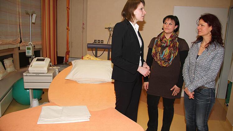 Im Kreißsaal des Klinikums Kulmbach hört sich die CSU-Bundestagsabgeordnete Emmi Zeulner die Sorgen der Hebammen an: Alexandra Gahn (Mitte) und die freie Hebamme Anja Maier klagen über die immens gestiegenen Versicherungsbeiträge. Fotos: Sonja Adam