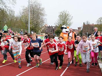 Einen richtig guten Start erwischten Claudio, Luca und Co beim Kinderlauf, der vor dem Rakoczylauf am Samstag in Bad Kissingen im Dr.-Hans-Weiß-Sportpark stattfand.  Foto: Werner Vogel