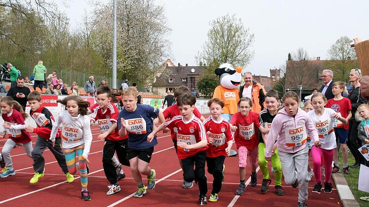 Einen richtig guten Start erwischten Claudio, Luca und Co beim Kinderlauf, der vor dem Rakoczylauf am Samstag in Bad Kissingen im Dr.-Hans-Weiß-Sportpark stattfand.  Foto: Werner Vogel