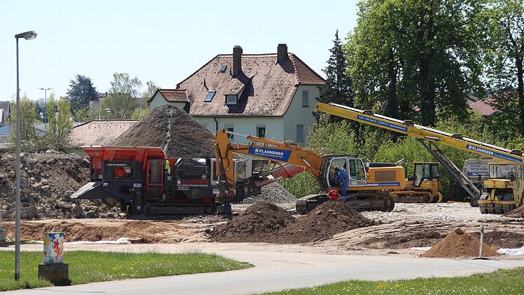 Die mobile Bauschuttrecycling-Anlage auf dem Festplatz in den Aischwiesen ist den Bewohnern des Hauses (im Hintergrund) ein Dorn im Auge. Foto: Andreas Dorsch