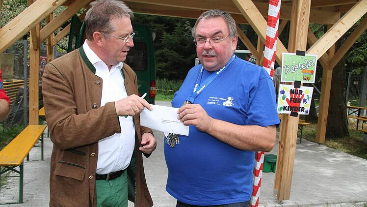Gerne genommen: Beim Tierheimfest überreichte OB Henry Schramm (links) eine finanzielle Zuwendung an Wolfgang Hain, Vorsitzender des Tierschutzvereins Kulmbach und Umgebung