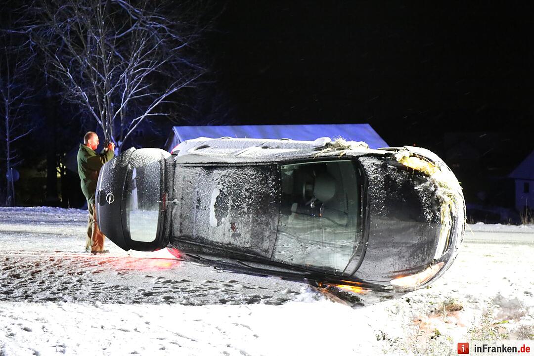 Seitliche Schlitterpartie auf schneebedeckter Fahrbahn – Rettungsdienst als Ersthelfer vor Ort