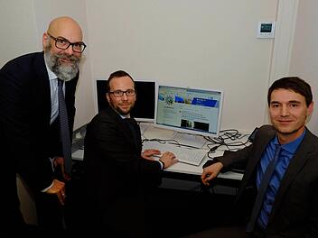 Das Social-Media-Team der mittelfränkischen Polizei. Von links nach rechts: Florian Drechsler, Michael Hetzner und Gerald Richter. Foto: Nikolas Pelke