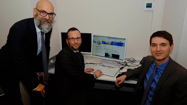 Das Social-Media-Team der mittelfränkischen Polizei. Von links nach rechts: Florian Drechsler, Michael Hetzner und Gerald Richter. Foto: Nikolas Pelke