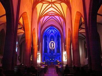 Die prächtig illuminierte Stadtpfarrkirche  wartete mit Texten von Glaubenszeugen und Orgelmusik von Kantor Dieter Blum auf. Foto: Winfried Ehling